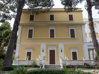 L�edificio ocra e bianco...